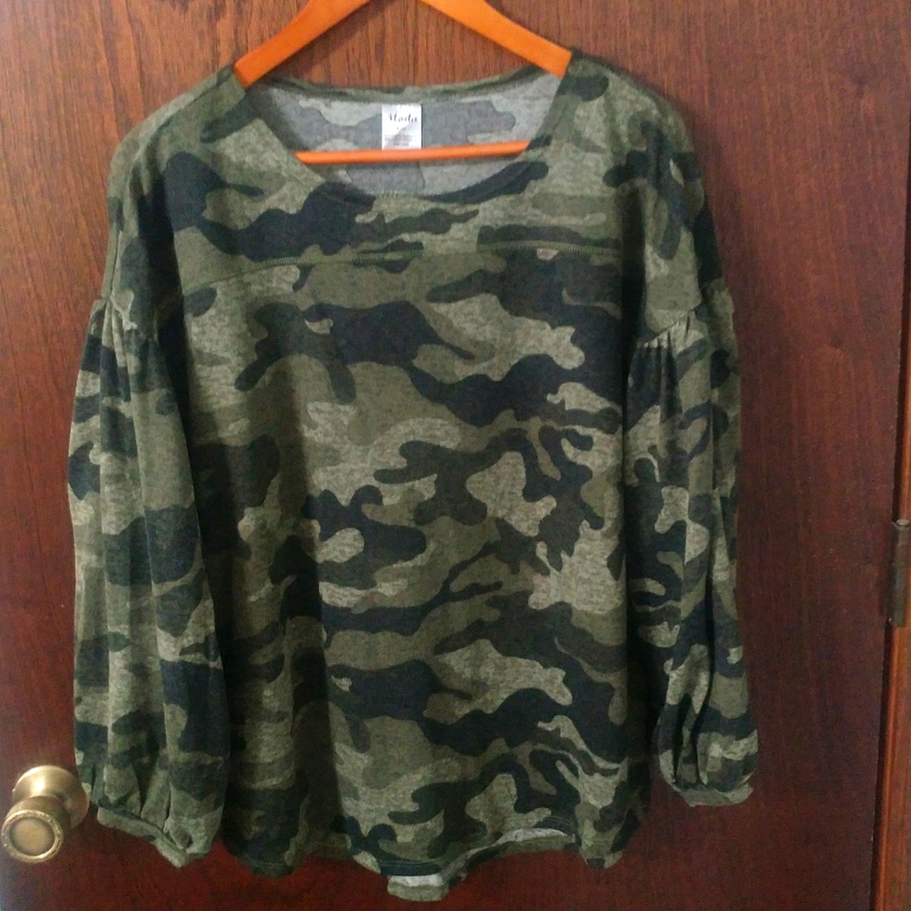 Moda Camo, latern sleeve, knit top (L)